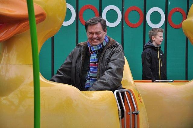 Ulf Pilgaard da han åbner Bakken i 2015. I årevis har han været en del af Cirkusrevyen. Foto: Bakken/PR/Wikimedia Commons