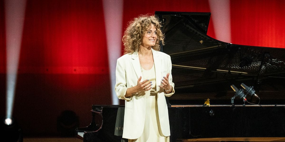 Vært Sarah Grünewald I piano