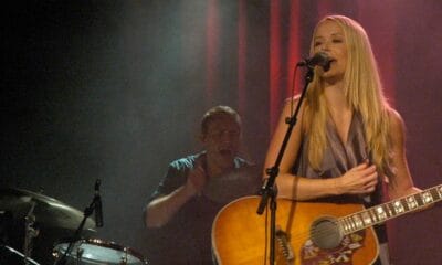 Foto: Danish singer Tina Dico / Tina Dickow in concert in Frederikshavn, Denmark/Ole Sanvig Knudsen/ Wikimedia Commons