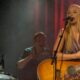 Foto: Danish singer Tina Dico / Tina Dickow in concert in Frederikshavn, Denmark/Ole Sanvig Knudsen/ Wikimedia Commons