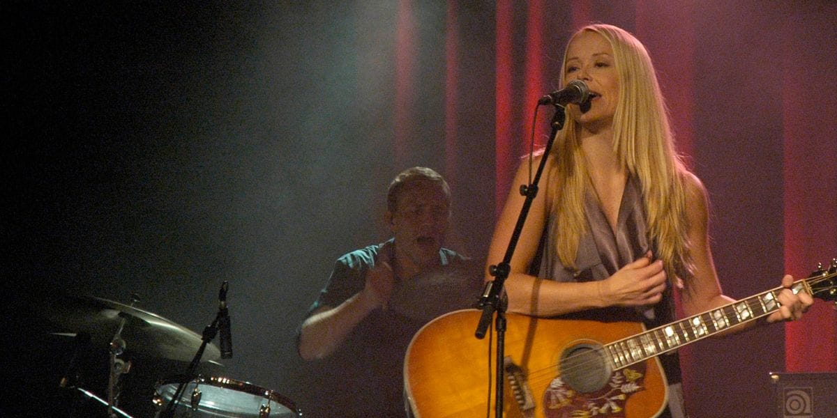 Foto: Danish singer Tina Dico / Tina Dickow in concert in Frederikshavn, Denmark/Ole Sanvig Knudsen/ Wikimedia Commons