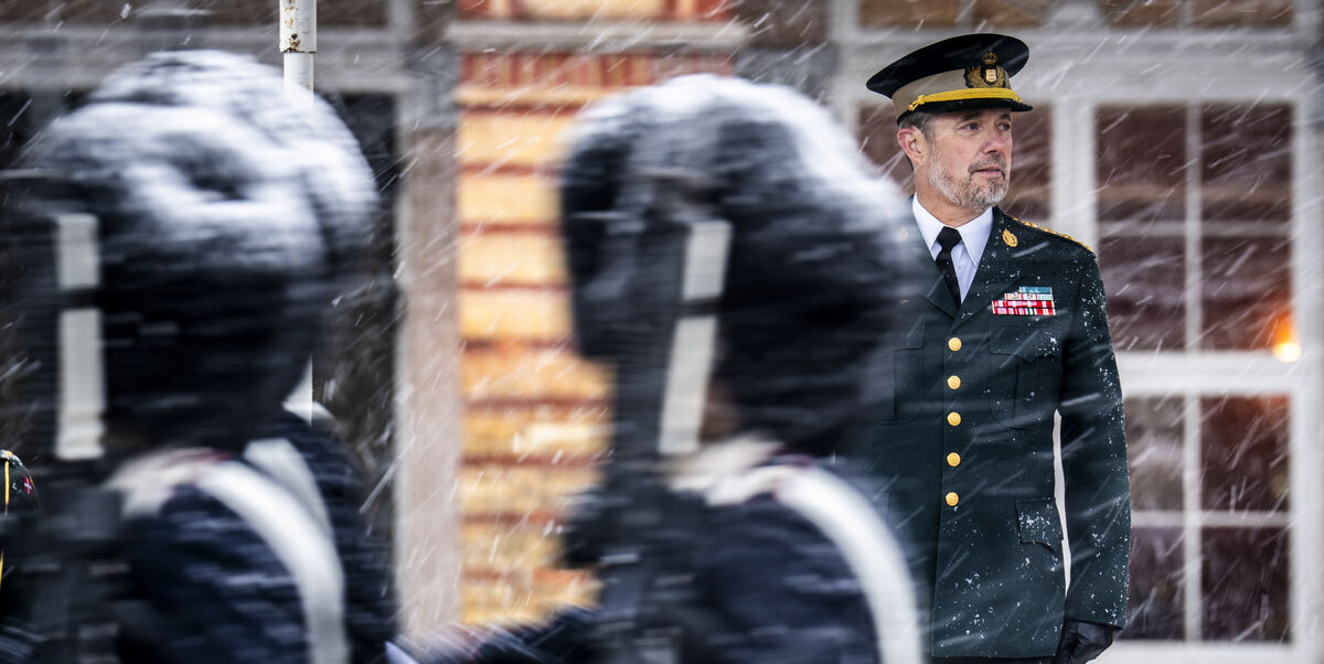 Kongen overrækker Kongens Ur Kong Frederik - Alt om kendte Kongen Overrækker Kongens Ur Kong Frederik