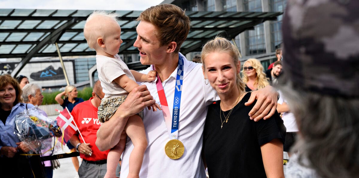 Ol guldvinderne Viktor Axelsen Og Anne marie Rindom Kommer Hjem