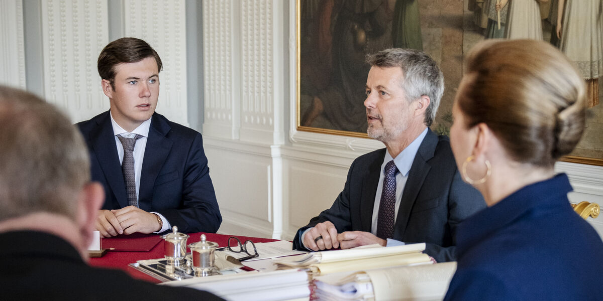 Kongen og kronprinsen deltager i statsråd Kronprins Christian Kong Frederik Kong Frederik X Kronprinsen Prins Christian Tronskifte - Alt om kendte Kongen Og Kronprinsen Deltager I Statsråd Kronprins Christian Kong Frederik Kong Frederik X Kronprinsen Prins Christian Tronskifte