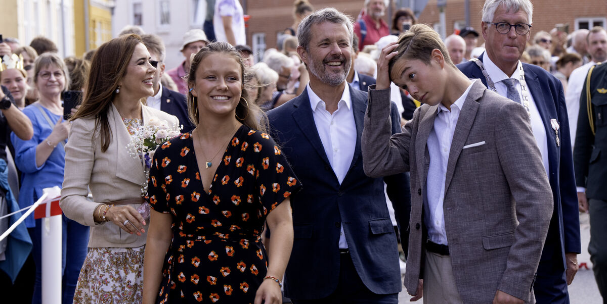 Kongeparret modtages i Graasten Dronning Mary Kong Frederik Kongeparret Prins Vincent Prinsesse Isabella - Alt om kendte Kongeparret Modtages I Graasten Dronning Mary Kong Frederik Kongeparret Prins Vincent Prinsesse Isabella