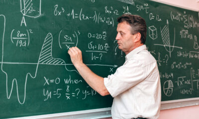 Teacherwriteontheblackboardandexplainalessonimage