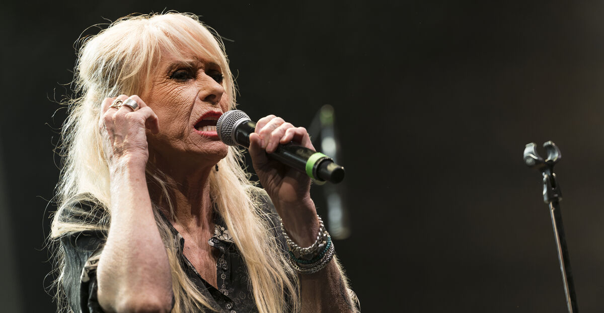 Modtager Af Akademiets ærespris Sanne Salomonsen På Scenen Under Det Danske Akademi for Rock Og Populærmusik S Prisoverrækkelsesfest