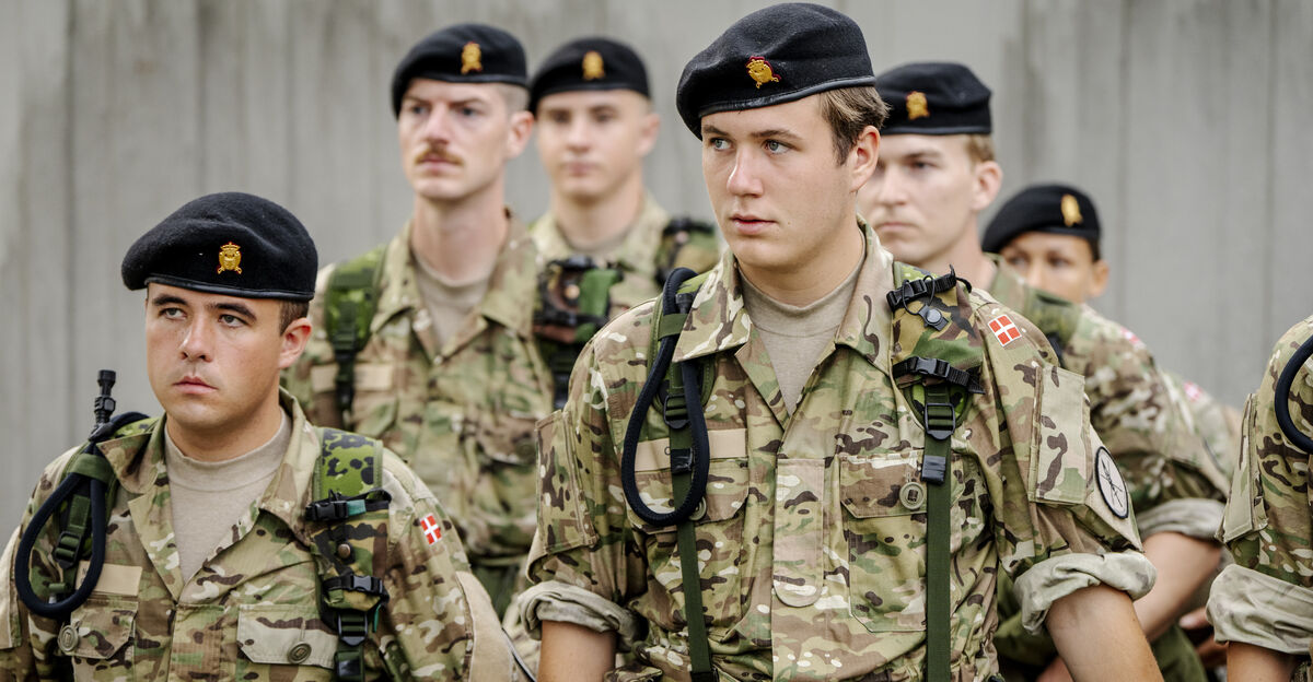 Kronprins Christian Mønstrer Før Skydeøvelse På Antvorskov Kaserne Kronprins Christian Kronprinsen Prins Christian