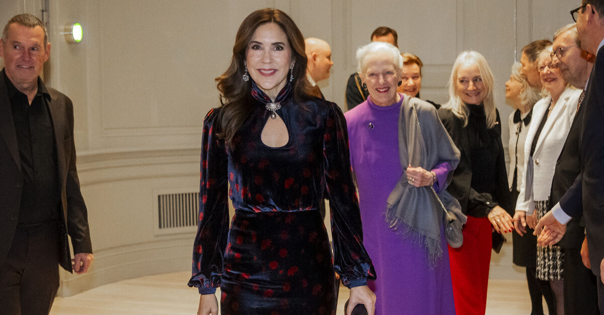 Dronningerne Deltager I Genåbning Af Hofteatret Dronning Margrethe Dronning Mary