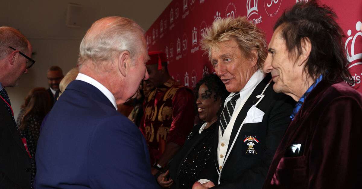 Rod Stewart roser kong Charles for stikpille til Trump: “De satte den lille rotte på plads” 26