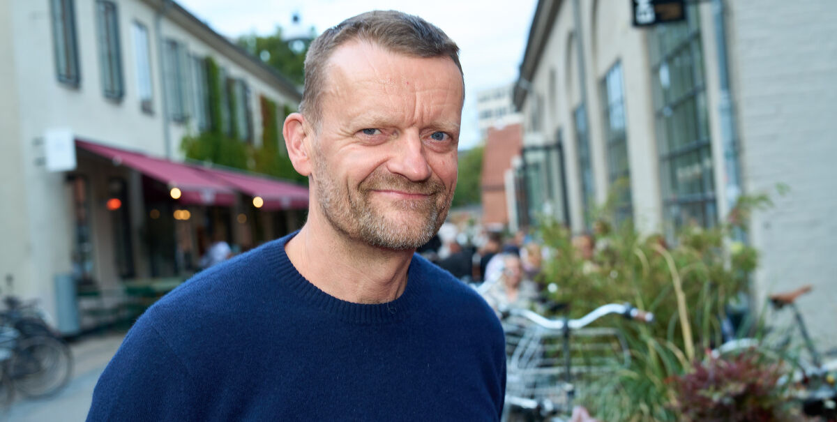 Vælter sig i penge: Så meget tjener Frank Hvam 26