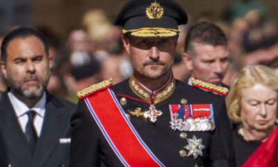 Oslo 20260909. Kong Haakon VIII går bak båren med kong Harald V føres fra Oslo domkirke til Akershus festning onsdag. Kong Harald døde på Rikshospitalet fredag 28. august.