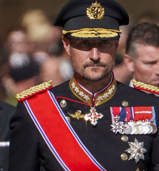 Oslo 20260909. Kong Haakon VIII går bak båren med kong Harald V føres fra Oslo domkirke til Akershus festning onsdag. Kong Harald døde på Rikshospitalet fredag 28. august.