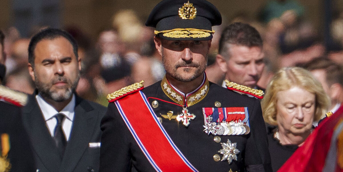 Oslo 20260909. Kong Haakon VIII går bak båren med kong Harald V føres fra Oslo domkirke til Akershus festning onsdag. Kong Harald døde på Rikshospitalet fredag 28. august.