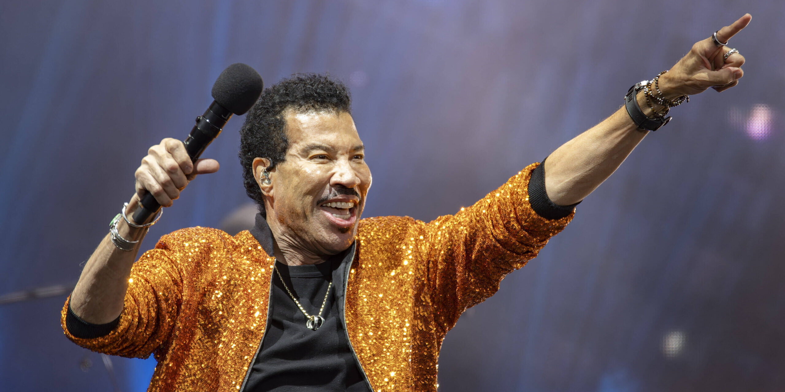 Publikum efterladt i chok: Lionel Richie kæmpede på scenen 26